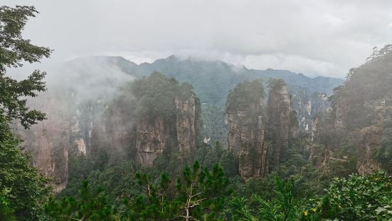 其实景观还算是不错的，在这里也能够联想到采药老人在这边山上的