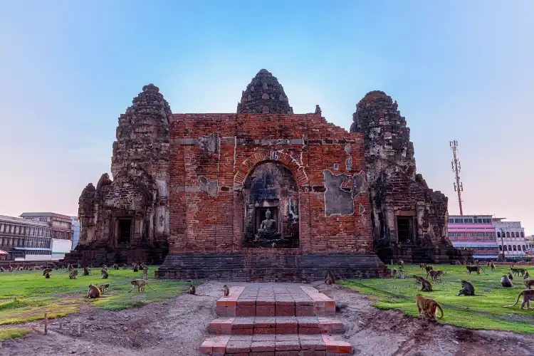 Hotels near Phra Prang Sam Yot