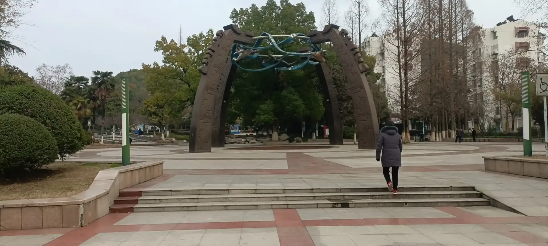 Hotels near Tonglingluosi Mountain