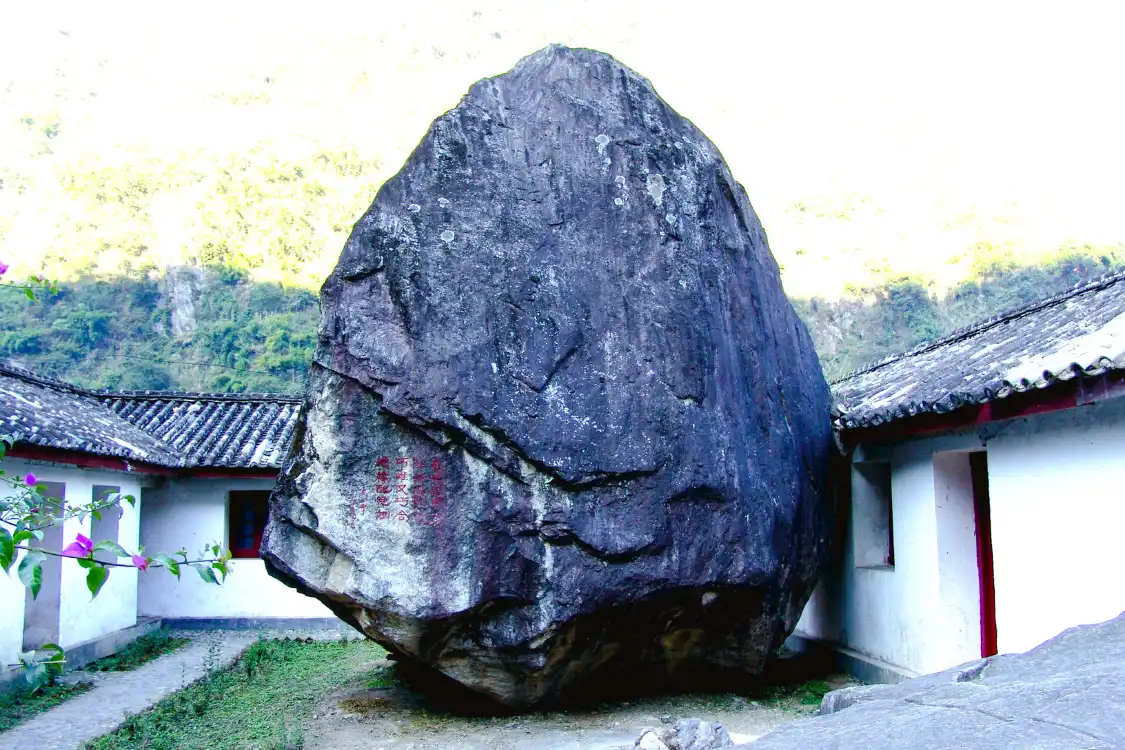 Hotel dekat Flying Stone