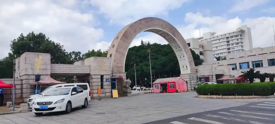 โรงแรมใกล้มหาวิทยาลัยคนจีนโพ้นซ์เอ็ดเวิร์ดและมหาวิทยาลัยกวนโซว