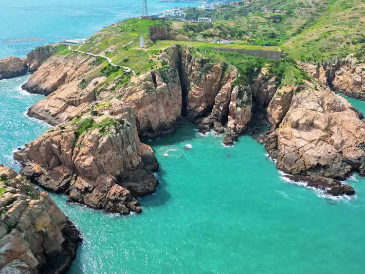 Hotels near Dongya Cliff