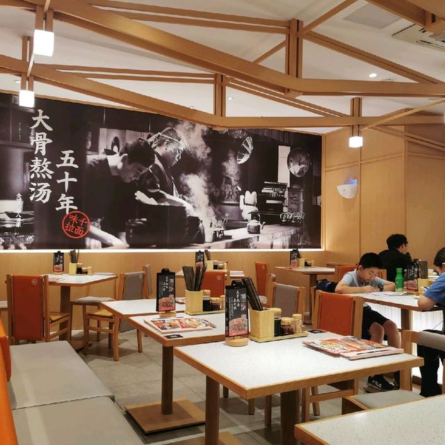 Yum noodles shop 