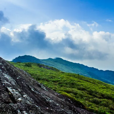 कोज्हिपराम्बाथ इल्लम周辺のホテル