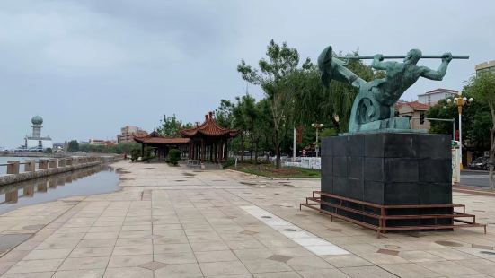 长岛明珠广场位于长岛县城南海岸，是一处免费的海水浴场，周围布