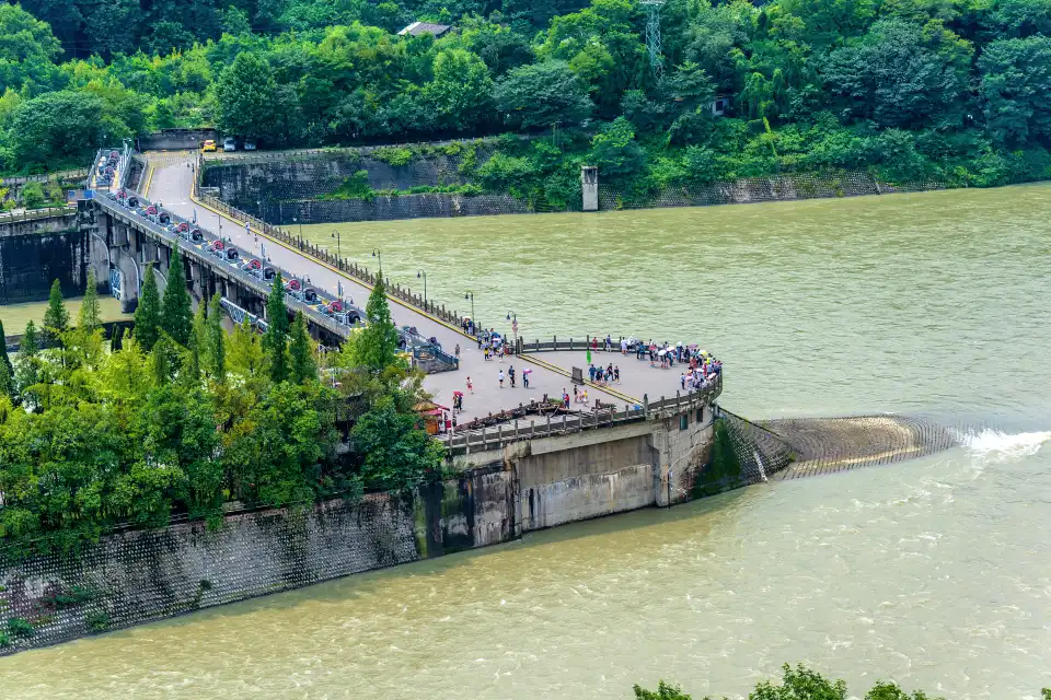 2_Dujiangyan Fish-mouth Water-dividing Dike