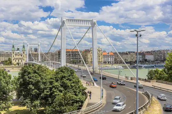 에르제베트 다리 주변 호텔