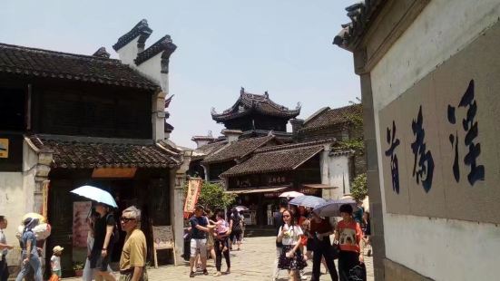 这是一条明清时期修建的古老街道，位于无锡市郊著名的惠山古镇内