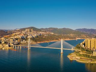 Hotels near Badong Yangtze River Bridge
