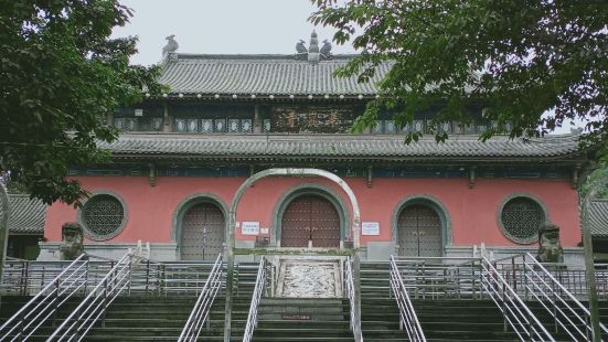 華岩寺位於重慶市九龍坡區華岩風景區內，與重慶市火車西站比較近