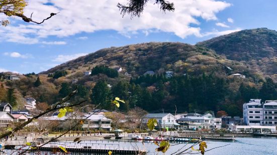 芦之湖及其周边是日本著名的旅游区，它位于箱根西部，驹形岳的南