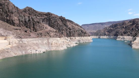 米德湖是位於沙漠中央巨大的淡水湖。氣候變化、持續乾旱使得科羅