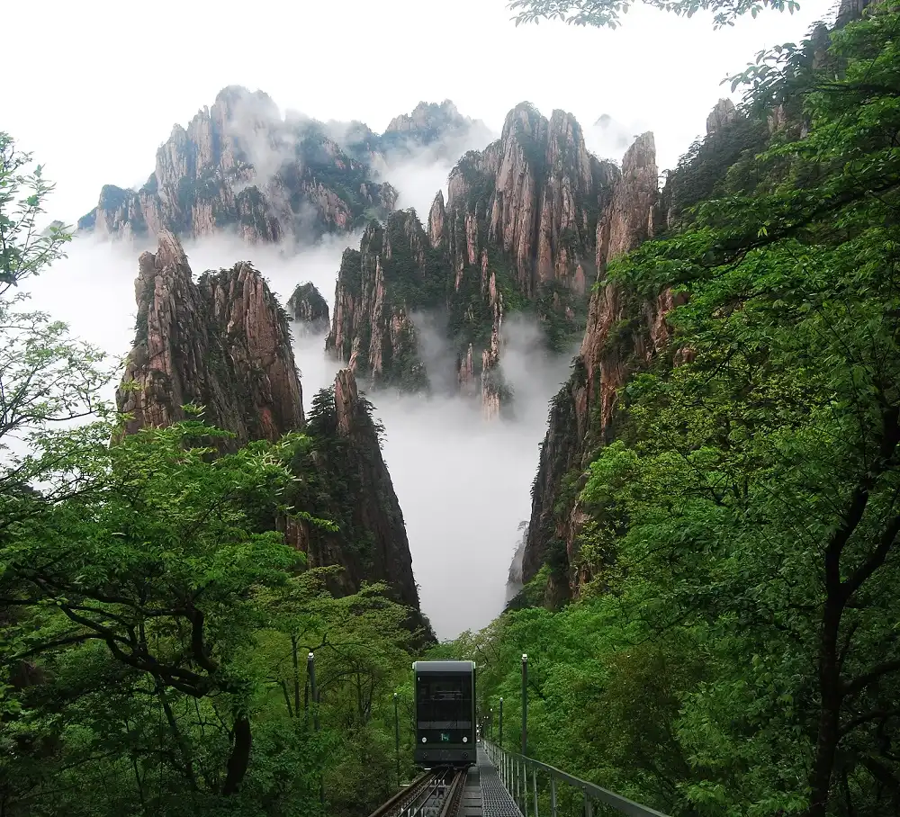 日本語対応】世界遺産・黄山と屯渓日帰り観光＜高速列車利用／日本語