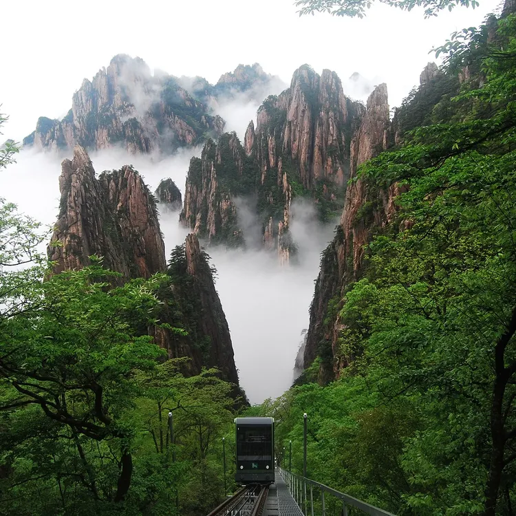 日本語対応】世界遺産・黄山と屯渓日帰り観光＜高速列車利用／日本語