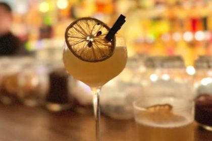 Cafe & Bar TAKE FIVE