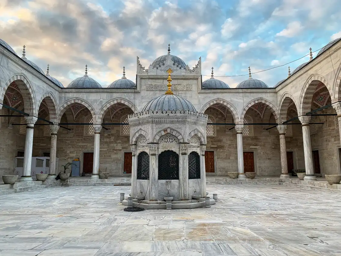 鄰近新清真寺的酒店