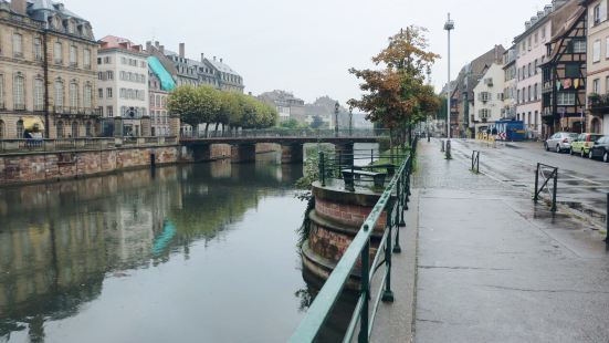 河水不宽，十分平静，是斯特拉斯堡的母亲河，在老城区各位置都能