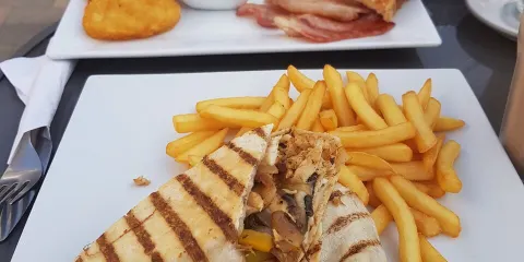 Le Manger Cafe Bar & Restaurant