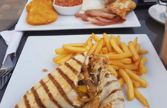 Le Manger Cafe Bar & Restaurant