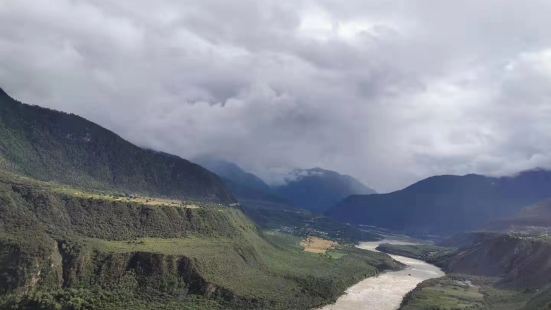 屬於西藏在國外教布拉馬普特拉河。雅魯藏布江像一條銀色的巨龍，