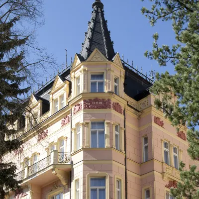 Hotel dekat Socha Karla IV.