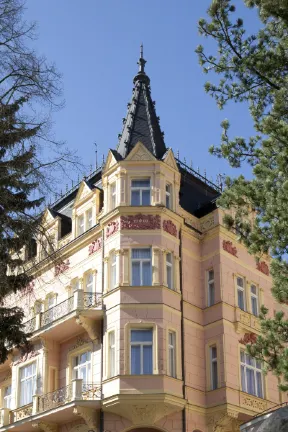 Hotels near Mlýnská kolonáda