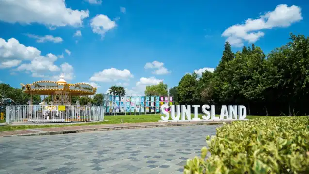 Hotels near Sun Island