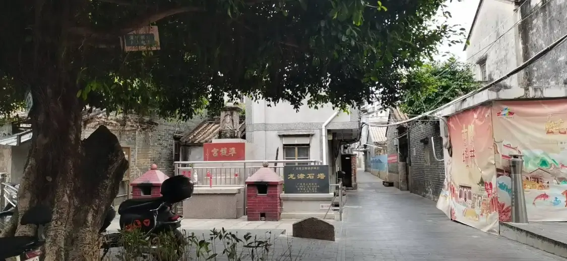 Hotels near Longjin Stone Tower of Shajing