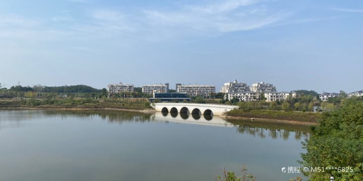 Huazhong Movie City, Chilong Lake