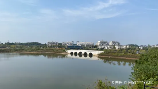 Huazhong Movie City, Chilong Lake