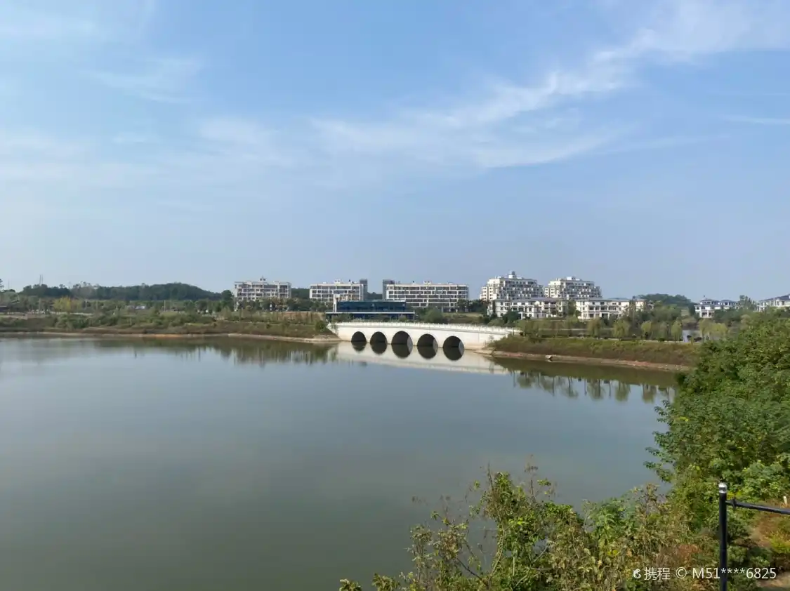 Hotels near Huazhong Movie City, Chilong Lake