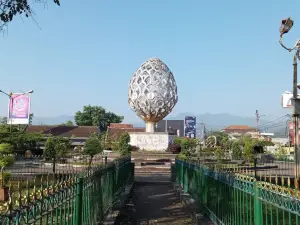 Taman Endog Monument