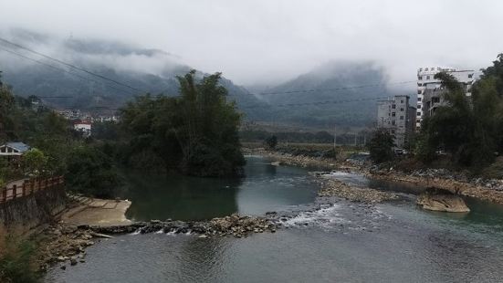 盘阳河是巴马的母亲河，景色优美，一路逶迤而来，河水碧绿，环境