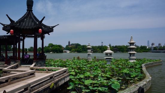 金山湖位于镇江市润州区环湖路上，是邻近金山寺的一片大水面，比