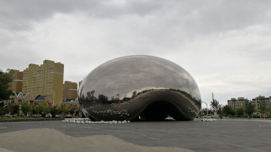 克拉瑪依市的地標建築，這邊有一號油井，克拉瑪依城市給人感覺地