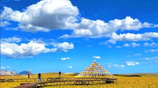 美仁草原位於甘肅省甘南藏族自治州合作市，是合作市最大的草原。