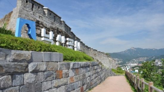 韓國駱山公園，韓國梨花壁畫村就在這個地方。山不算特別高，爬起