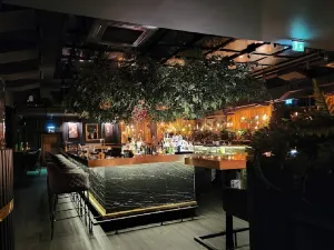 Hannelore - Bar & Living Room