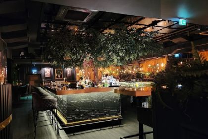 Hannelore - Bar & Living Room