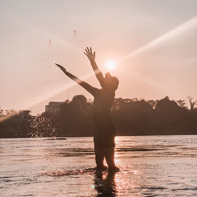 เล่นน้ำหาดทรายขาว เกาะกลางแม่น้ำโขง