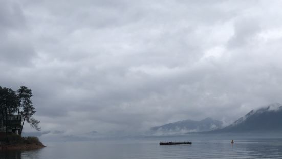 太平湖挺漂亮的，拍照很美。虽然当天阴天，但仍然很美