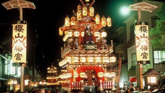 与京都祇园祭、秩父夜祭并称日本三大美祭。在每年的春秋两季举办