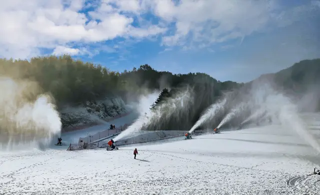 Skiing in Anqing