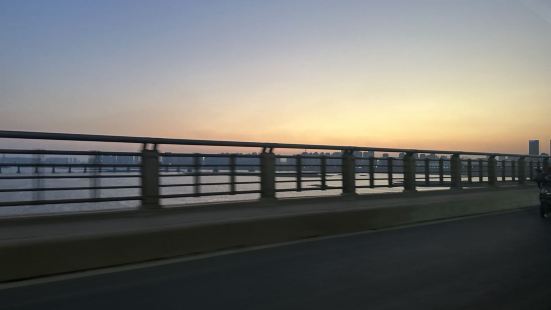 景色非常壮美的一座大桥，尤其是在日落时分，能够一瞰赣江两岸的