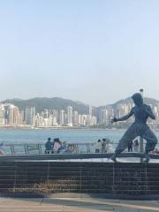 Bruce Lee Statue