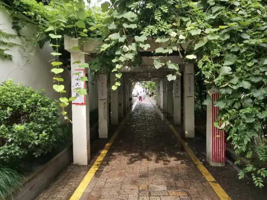 도시 다리 아래의 연못을 가져 오다 주변 호텔