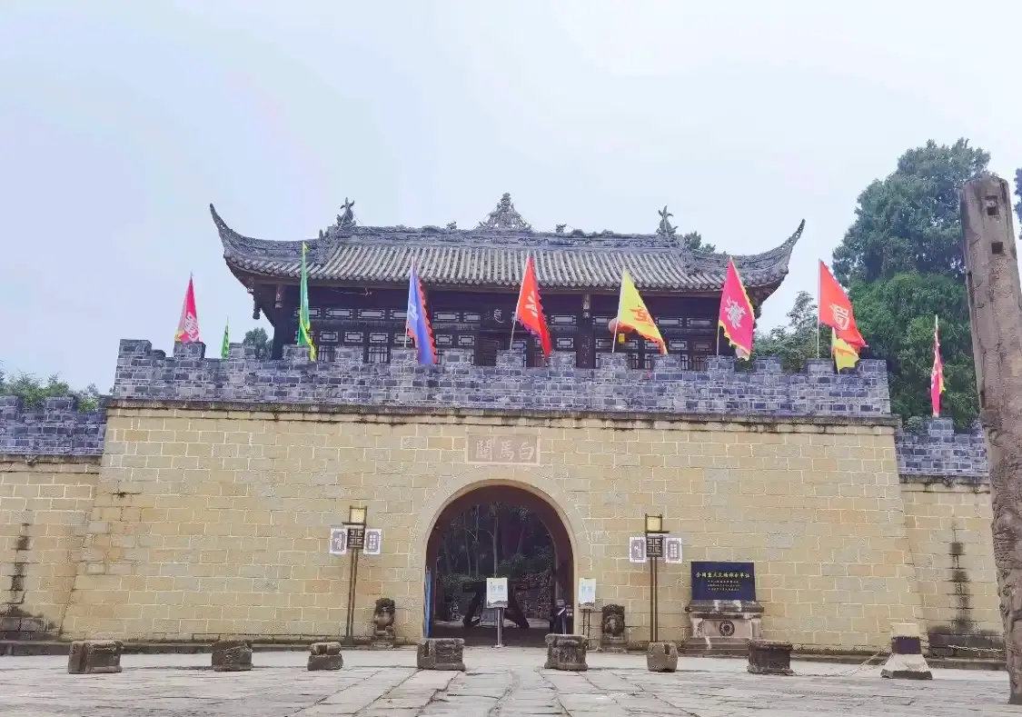 Hotels near The White Horse Pass of Luojiang