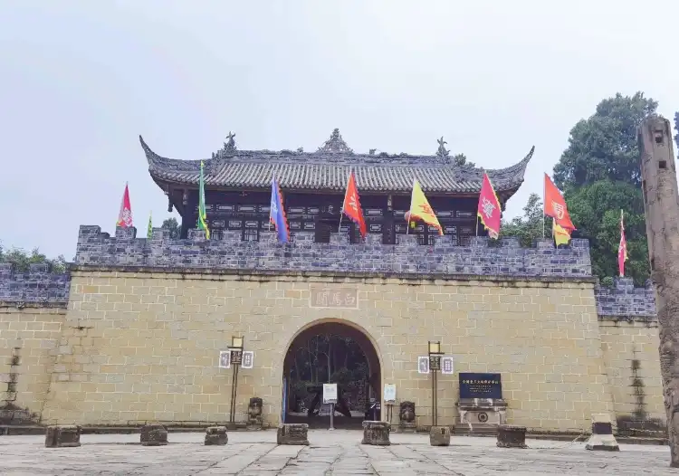 Hotels near The White Horse Pass of Luojiang