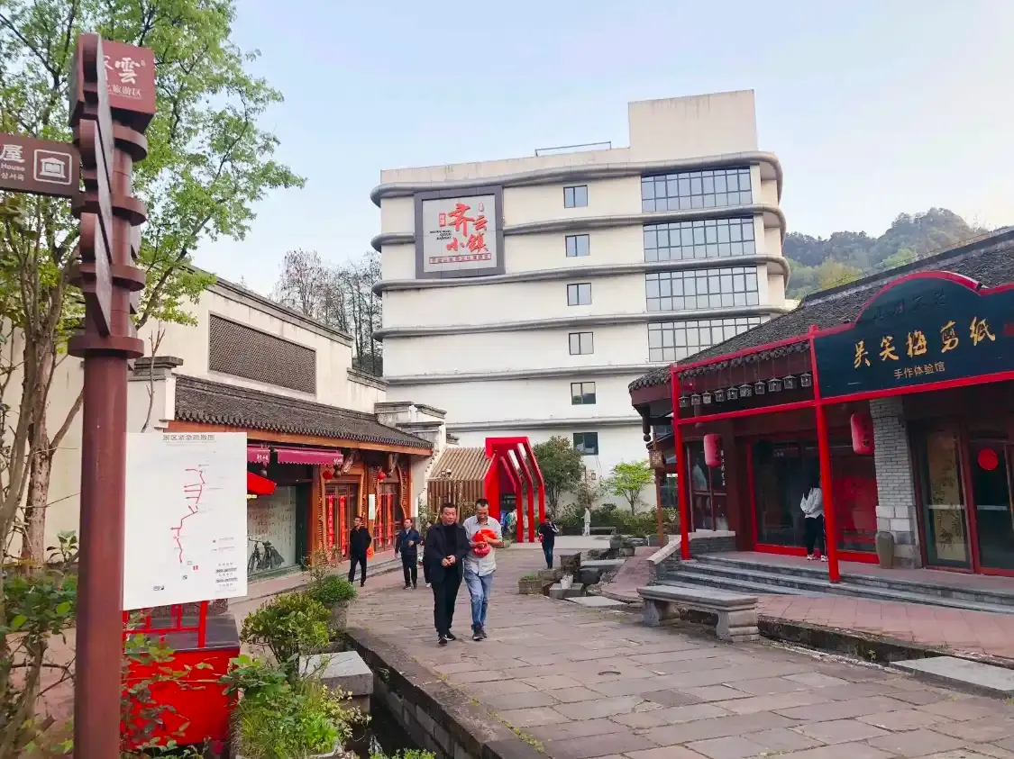 Hotels near Qiyun Town
