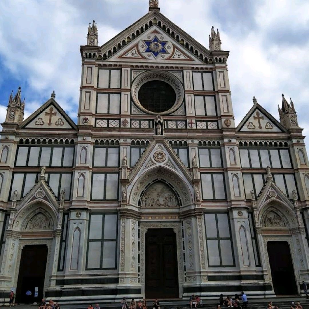 The Basilica of Santa Croce in Italy is a tranquil and beautiful church, the final resting place of a famous figure. A distinguished architect and painter created this historic monument of the highest quality. 👍👍👍👍
#OverseasTravel